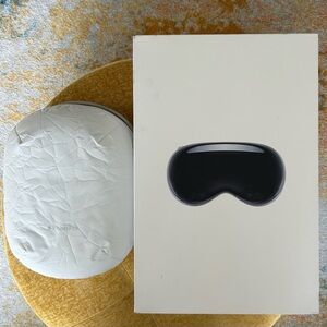 Apple Vision Pro VR Headset - Black and White